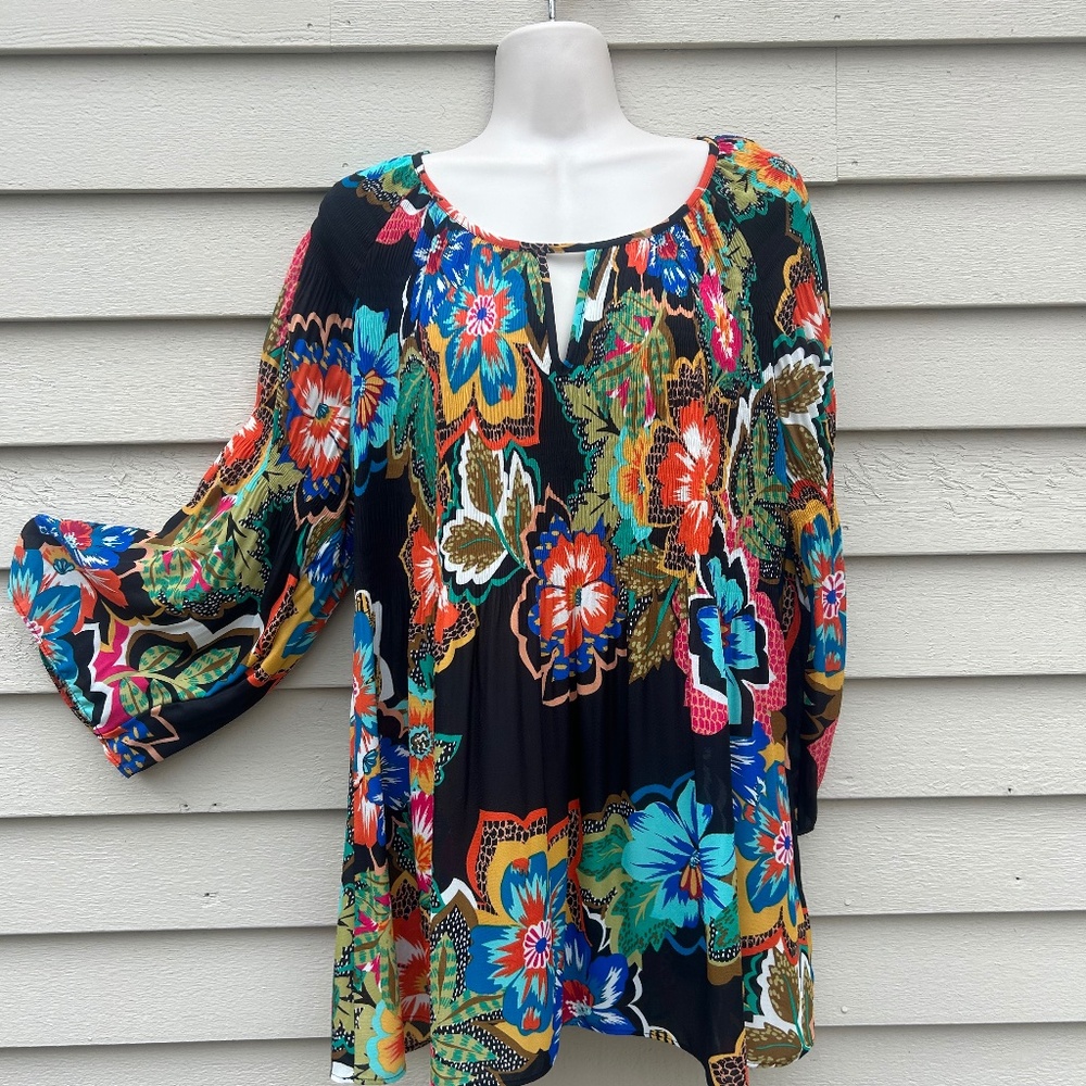 Colorful pull over blouse with flowing 3/4 sleeves. Size Large